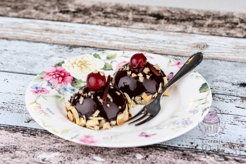 Pologuľa čokoládový mousse s višňami