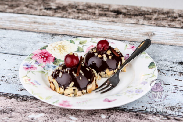 Pologuľa čokoládový mousse s višňami