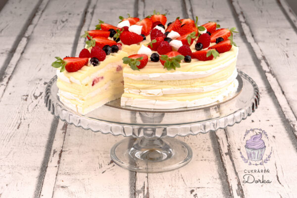 Pavlova torta s výrezom